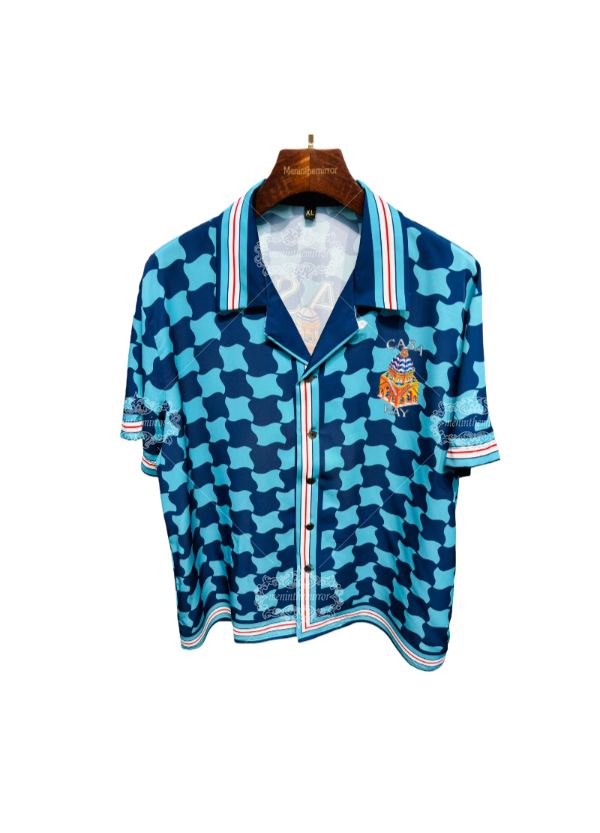 قميص بطباعة هندسية متوسطية | منتجع أكوا بلو للهندسة المعمارية