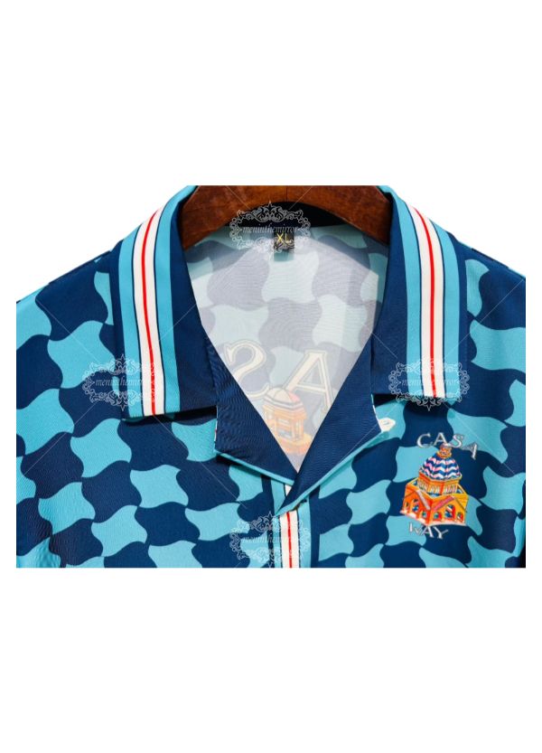 قميص بطباعة هندسية متوسطية | منتجع أكوا بلو للهندسة المعمارية