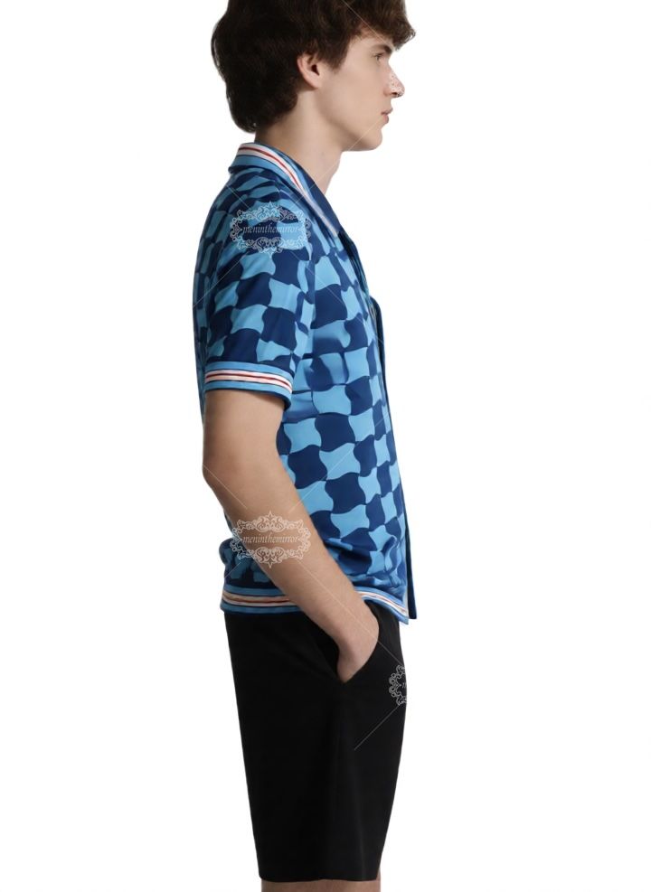 قميص بطباعة هندسية متوسطية | منتجع أكوا بلو للهندسة المعمارية